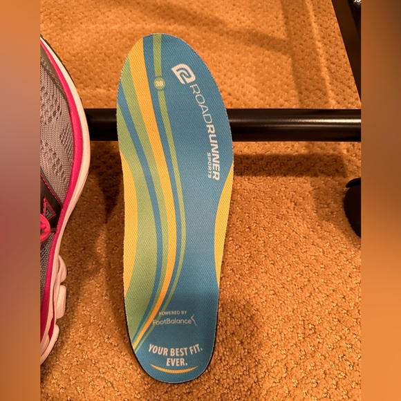 NWOT: Women’s brand new Mizuno running shoe- size 7.5 - Picture 6 of 6